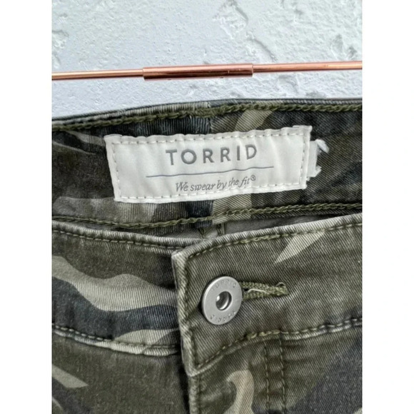 Torrid Womens Knee Length Stretch Skinny Crop Camouflage Pants Brown Sz L - Picture 11 of 13